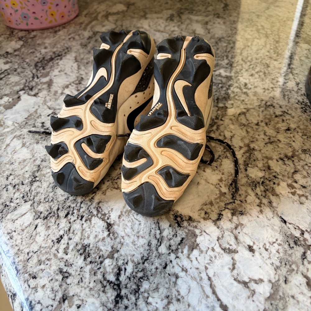 Nike Boys‎ Black and White baseball cleats - Picture 5 of 5